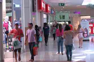 Movimento de consumidores no Shopping Boulevard, em BH (foto: Gladyston Rodrigues/EM/D.A Press)