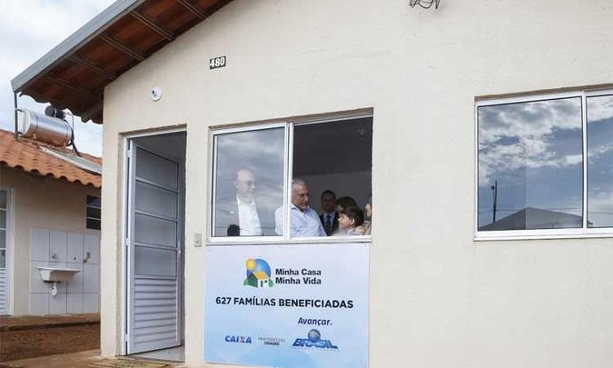 Temer ao lado do ministro da Fazenda, Henrique Meirelles, nesta sexta-feira, em Patos de Minas, no Alto Paranaíba(foto: César Itiberê/PR) Temer ao lado do ministro da Fazenda, Henrique Meirelles, nesta sexta-feira, em Patos de Minas, no Alto Paranaíba(foto: César Itiberê/PR)