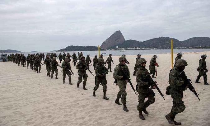 Fuzileiros navais brasileiros treinam na Praia do Flamengo , próximo ao local que sediará as competições de vela dos Jogos Olímpicos Rio 2016 (foto: AFP/CHRISTOPHE SIMON ) Fuzileiros navais brasileiros treinam na Praia do Flamengo , próximo ao local que sediará as competições de vela dos Jogos Olímpicos Rio 2016 (foto: AFP/CHRISTOPHE SIMON )
