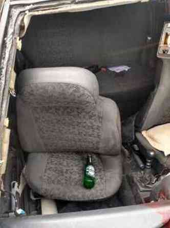 No carro, os militares encontraram garrafas de bebida alcolica(foto: Dirio Campo Belo)