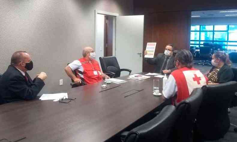 Na reunio com representantes da Cruz Vemelha, o presidente do TJ destacou os princpios bsicos da organizao humanitria(foto: Divulgao/ TJMJ)