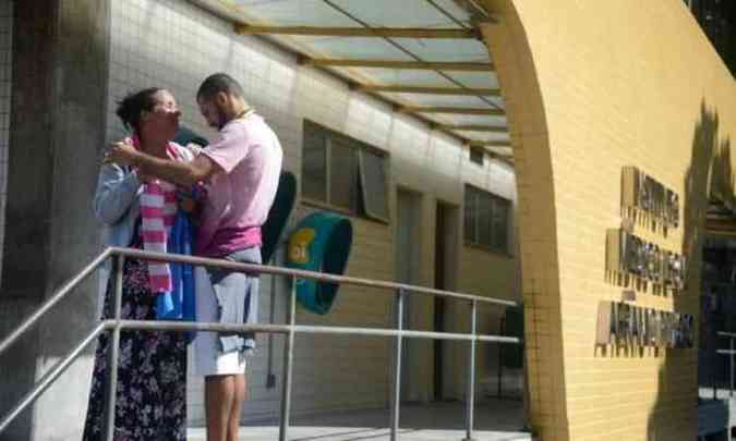 Parentes da jovem Maria Eduarda Alves da Conceio, de 13 anos, morta enquanto fazia aula de educao fsica na escola, comparecem ao Instituto Mdico-Legal (IML). Na foto, a me Rosilene Alves Ferreira e o irmo, Uidson Alves Ferreira (foto: Tnia Rego/Agncia Brasil )