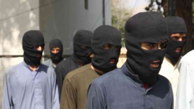 Foto de arquivo mostra militantes do Isis-K capturados na provncia de Nangarhar, no Afeganisto(foto: Getty Images)
