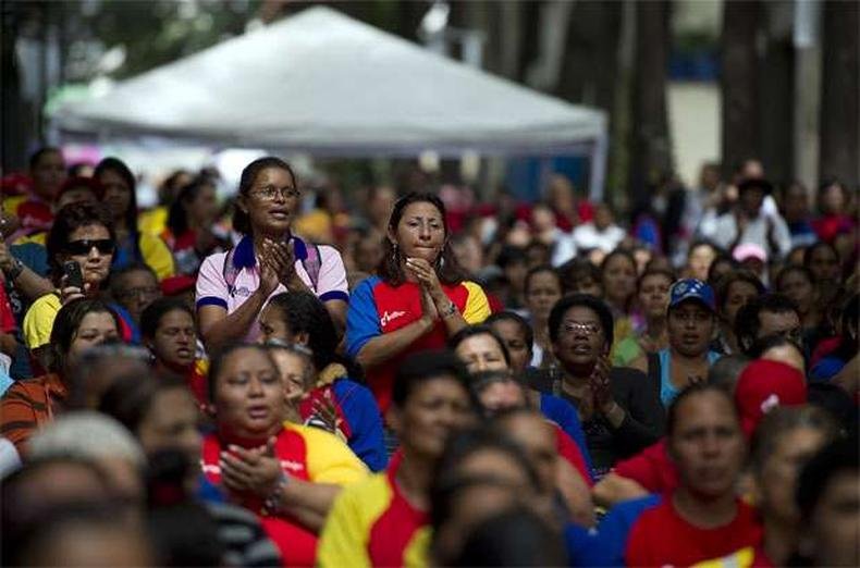 Milhares de chavistas participam de missa ao ar livre no Centro de Caracas, pedindo pela recuperação do presidente: comoção nacional(foto: AFP PHOTO/JUAN BARRETO ) Milhares de chavistas participam de missa ao ar livre no Centro de Caracas, pedindo pela recuperação do presidente: comoção nacional(foto: AFP PHOTO/JUAN BARRETO )