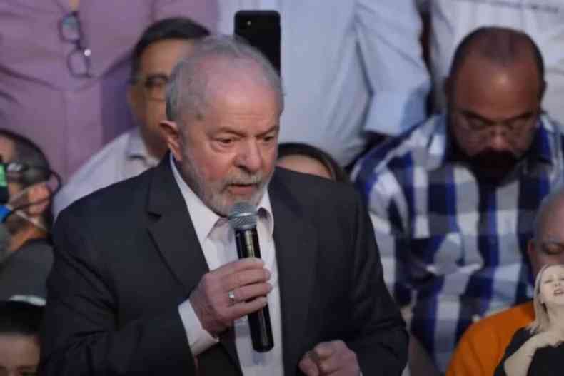 Lula fala ao microfone 