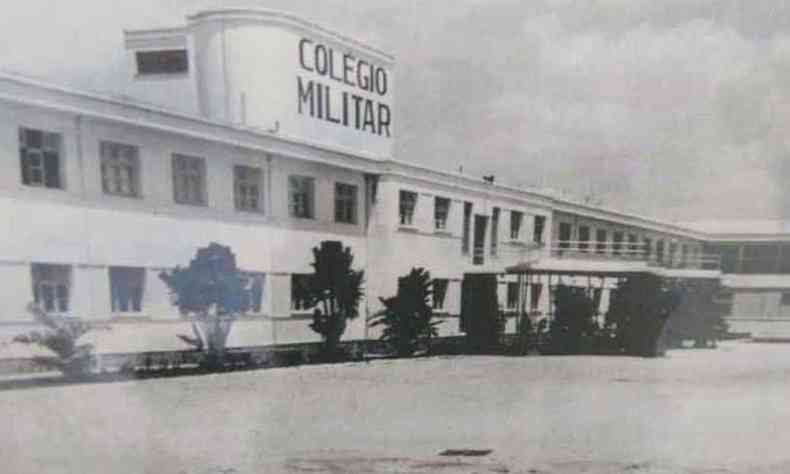 Fachada do Colgio Militar na dcada de 60, onde Paulo Guedes frequentou as aulas durante sete anos, e o dirio de classe do ex-aluno 