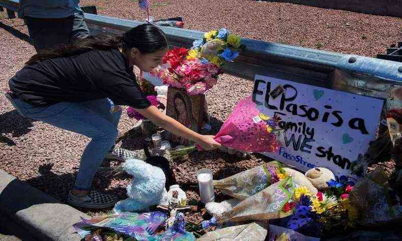Mulher presta homenagem aos mortos e feridos em ataque no Texas(foto: Mark Ralston/divulgao)