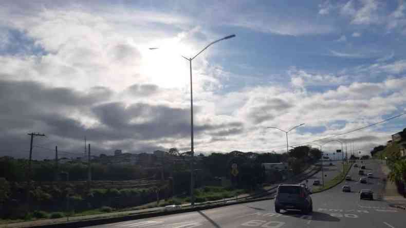 Na foto, cu parcialmente nublado na manh desta sexta-feira (2/12), na regio Centro-Sul de BH