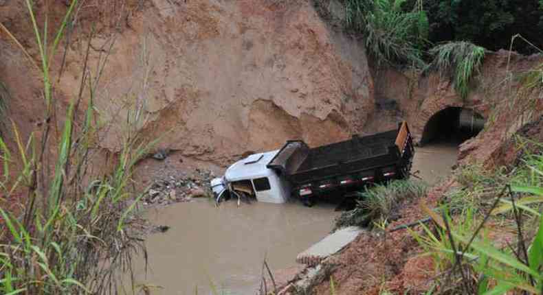 Em Ribeiro das Neves, caminhoneiro no percebeu que trecho de pista havia sido arrastado e caiu em cratera. Trs pessoas morreram e beb segue desaparecido(foto: Jair Amaral / EM / DA Press)