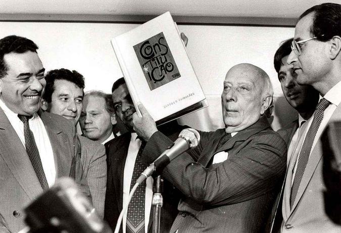 Ulysses Guimarães segurando a Constituição Federal em 1988 Ulysses Guimarães segurando a Constituição Federal em 1988