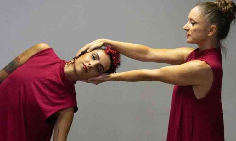 
Bailarina segura a cabea de outra bailarina no espetculo Habanera
