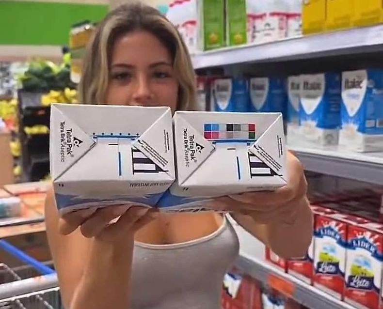 Os famosos quadrados coloridos são um teste de cores, feito para garantir que a marca do produto seja apresentada corretamente na embalagem(foto: Reprodução/redes sociais) Mulher segurando duas caixas de leite. Uma sem a marca dos quadrados coloridos, e outra com.