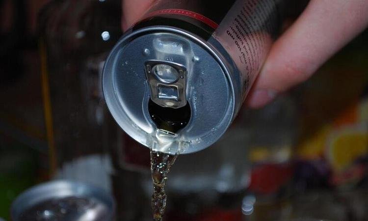 refrigerante em lata sendo servido