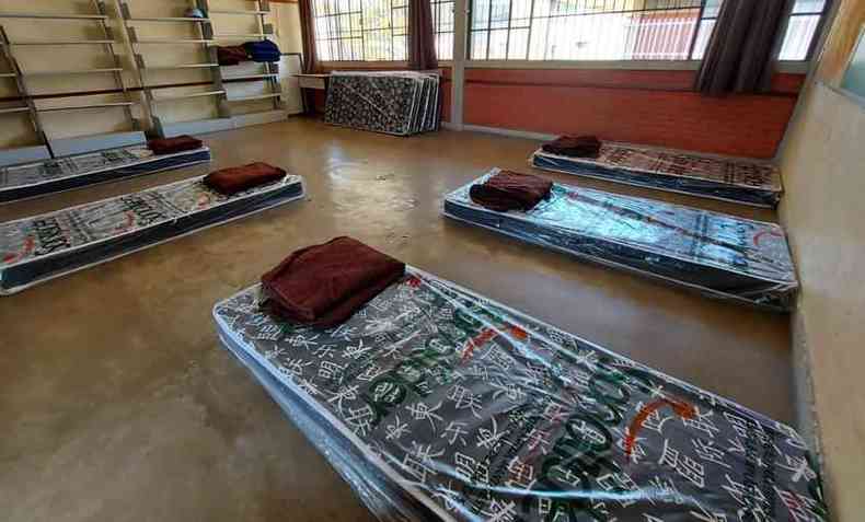 Foi disponibilizada uma sala da escola municipal Santa Godoy, no Centro de Mariana, com espao para abrigar 22 moradores em situao de rua (foto: Divulgao/ Prefeitura de Mariana)