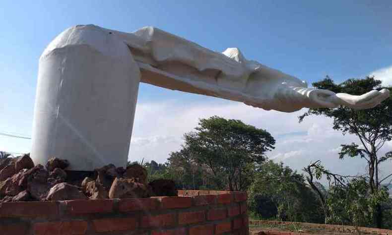 Monumento, situado na Praa dos Pescadores, em Buritizeiro, tem oito metros de altura e acabou envergado(foto: Emerson Santos/Divulgao)