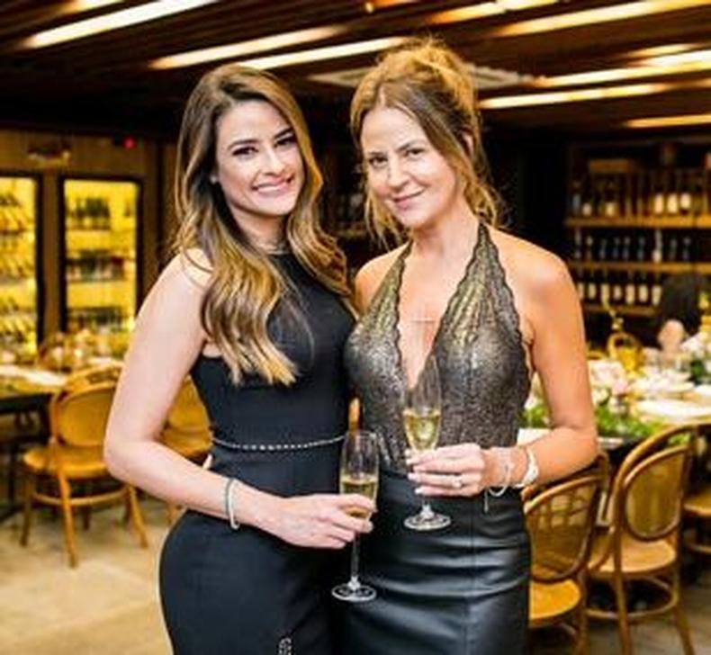 Relembrando a época de quando podíamos celebrar com abraços: a dermatologista Tathya Taranto e a estilista de noivas Danielle Benício, que sopra velas hoje(foto: Credito Barbara Dutra/Divulgacao) Relembrando a época de quando podíamos celebrar com abraços: a dermatologista Tathya Taranto e a estilista de noivas Danielle Benício, que sopra velas hoje(foto: Credito Barbara Dutra/Divulgacao)