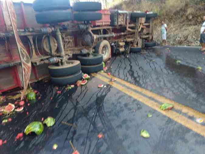 Caminho que transportava melancias tombou na BR-365, na zona rural de Montes Claros. Motorista foi resgatado pelos bombeirosCorpo de Bombeiros/Divulgao