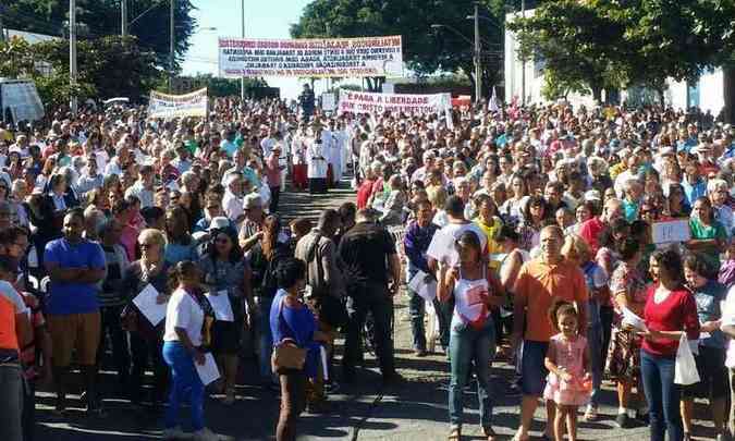 Faixas no local da missa conclamam os trabalhadores  reagirem e no aceitar as perdas de direitos(foto: Juarez Rodrigues/EM/D.A Press )