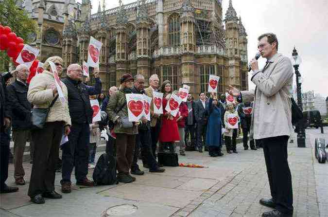 Manifestantes protestaram contra o casamento gay em frente ao parlamento(foto: AFP PHOTO / ADRIAN DENNIS )