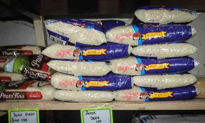 Pacote de arroz  venda em mercado da capital(foto: Leandro Couri/EM/D.A. Press)