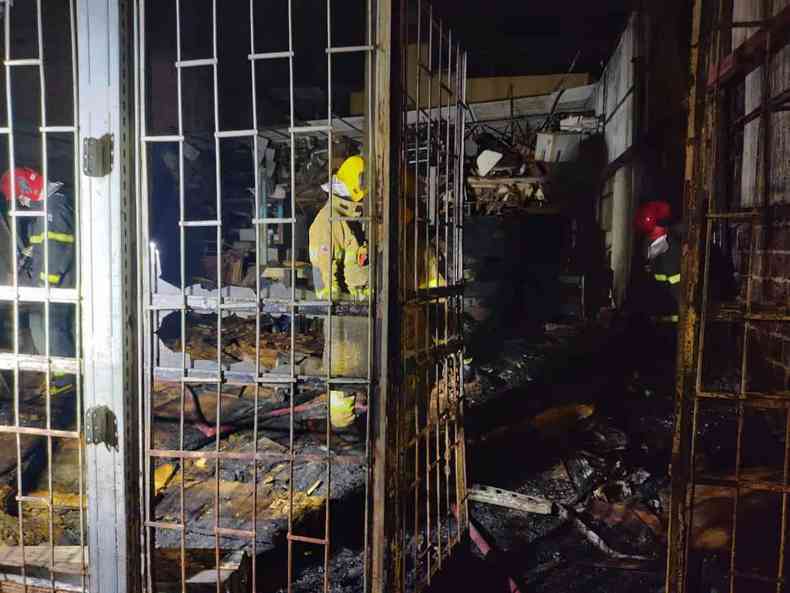 Fogo destruiu galpo em Ipatinga