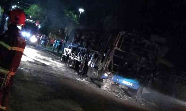Bombeiros foram acionados, mas fogo destruiu completamente nibus e carro(foto: Reproduo da Internet/WhatsApp)
