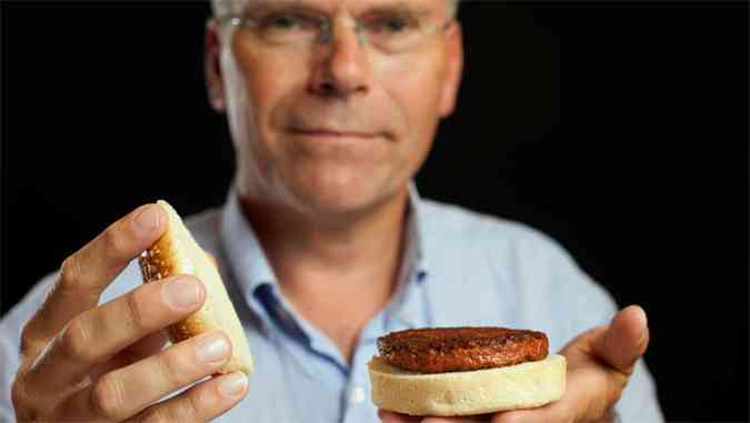 O cientista neozelands Mark Post e sua criao - inveno pode solucionar o dficit de carne no mundo(foto: REUTERS/David Parry/pool )