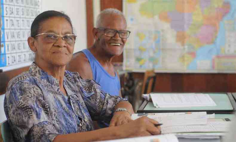 Lourdes do Nascimento, de 71 anos, e Orlando de Melo, de 82, firmes no aprendizado em turma do EJA(foto: Leandro Couri/EM/DA Press)