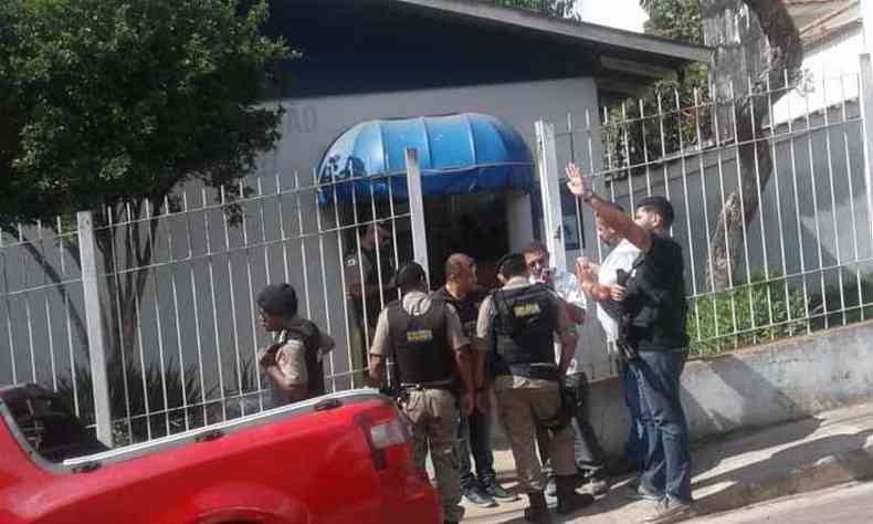 Segundo a Polcia Militar, um bandido foi preso na ao depois de algumas horas de negociao(foto: Polcia Militar/Divulgao)