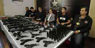 Delegados do Deoesp apresentam todas as armas recuperadas em Ribeiro das Neves(foto: Jair Amaral/EM/DA Press)