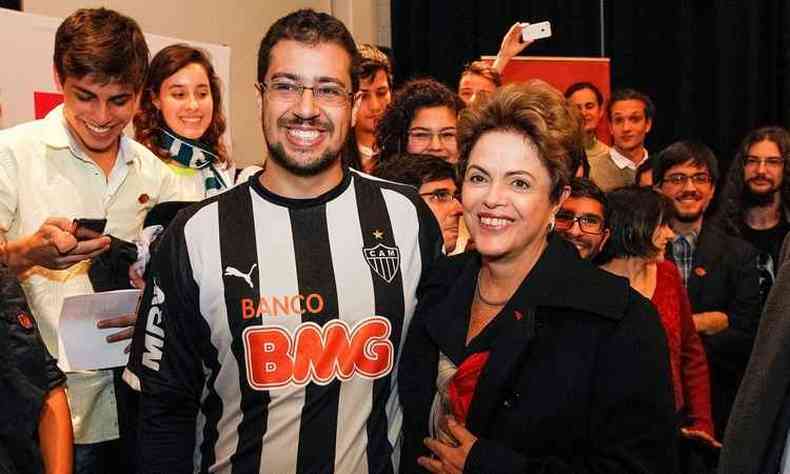 Em visita a uma universidade na Finlndia, Dilma, que  atleticana, tira foto com torcedor do Galo, Pedro Damio Jansen(foto: Reproduo Facebook)