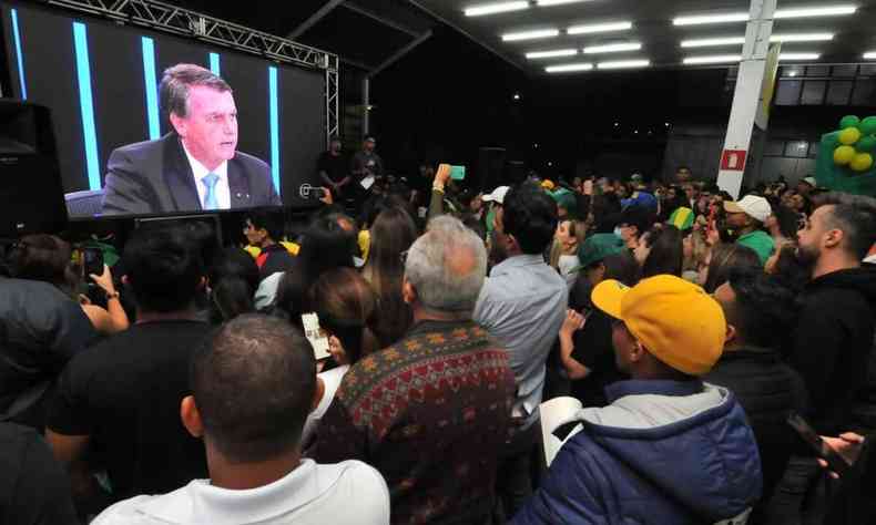Apoiadores e candidatos da base governista se renem em comit de campanha para acompanhar a entrevista de Jair Bolsonaro (PL) ao Jornal Nacional
