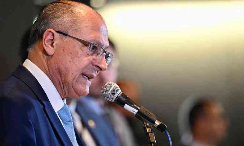 Imagem mostra Geraldo Alckmin falando ao microfone e gesticulando