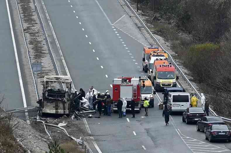 Imagem de rodovia da Bulgria onde nibus pegou fogo