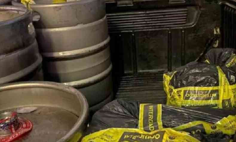Barris de chope e produtos embalados em sacos pretos com fita amarela da vigilncia