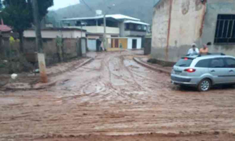 Ruas de Alvinpolis amanheceram coberta pela lama que veio das estradas vicinais(foto: Reproduo da internet/WhatsApp)