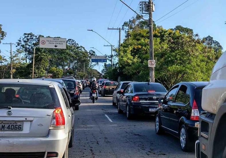 Ruas de BH já com trânsito complicado(foto: Edésio Ferreira/EM/DA Press) Ruas de BH já com trânsito complicado