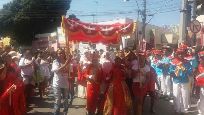 Centenas de pessoas foram as em Montes Claros neste sábado para assistirem o desfile do Império do Divino. Manifestação faz parte programação das Festas de AgostoLuiz Ribeiro/EM/DA Press Centenas de pessoas foram as em Montes Claros neste sábado para assistirem o desfile do Império do Divino. Manifestação faz parte programação das Festas de AgostoLuiz Ribeiro/EM/DA Press