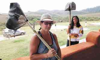 As irms Elizabete e Elieth Bragana e as armas com que combateram o fogo que se aproximava do imvel em distrito de Ouro Preto: bombeiros no apareceram(foto: Edsio Ferreira/EM/DA Press)