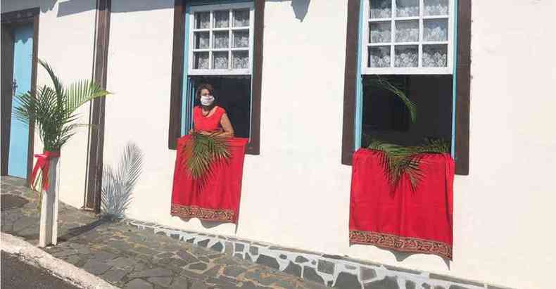 A professora aposentada Regina Carvalho Fonseca enfeitou sua casa no domingo de ramos, em Santa Luzia, com toalha vermelha e ramos do seu quintal(foto: Marco Aurlio Fonseca/Esp EM)