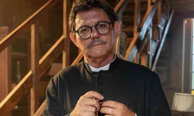 Ator Chico Pelcio caracterizado como padre Digenes na novela Amor perfieito