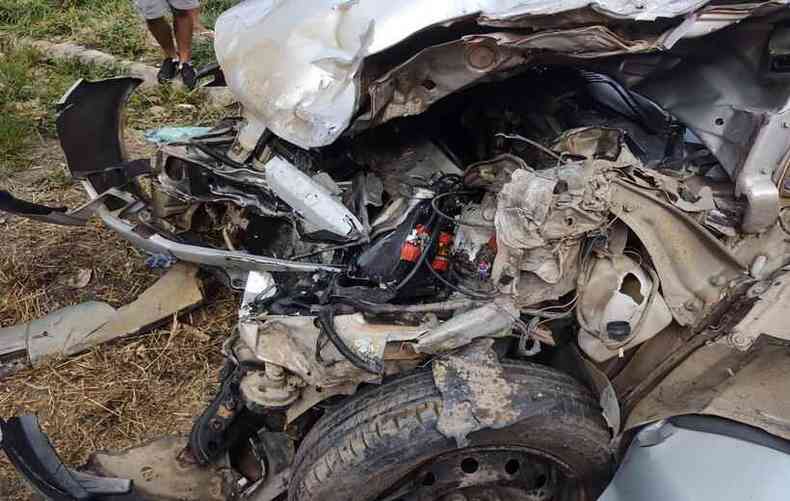 Frente do carro ficou completamente destruída após acidente na BR-267(foto: Divulgação/Corpo de Bombeiros)