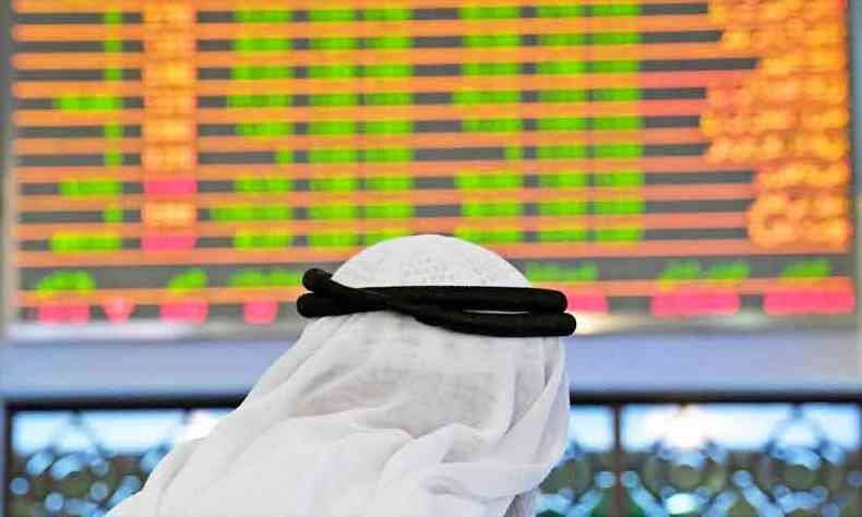 Placar das cotaes no mercado financeiro de Dubai: preo do barril do Brent ficou abaixo de US$ 50 pela primeira vez desde 2017 (foto: Karim Sahib/AFP )