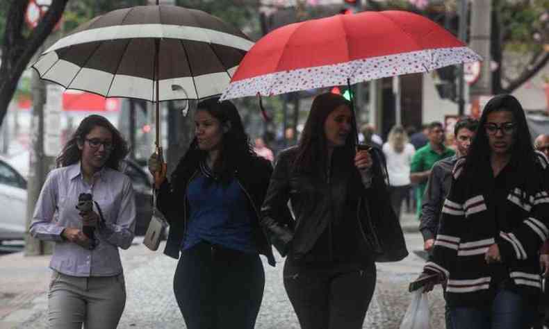 Moradores de BH voltam a usar roupa de frio e guarda-chuva(foto: Leandro Couri/EM/D.A. Press)
