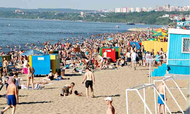 Russos transformam o Rio Volga em praia, em Samara(foto: Renan Damasceno)