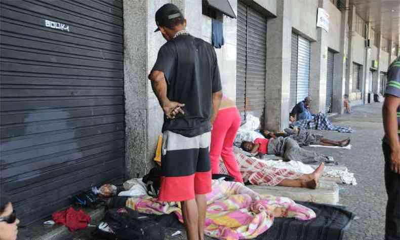 Entre pessoas que vivem em caladas, possvel mudana para abrigo divide opinies(foto: Paulo Filgueiras/EM/DA Press)