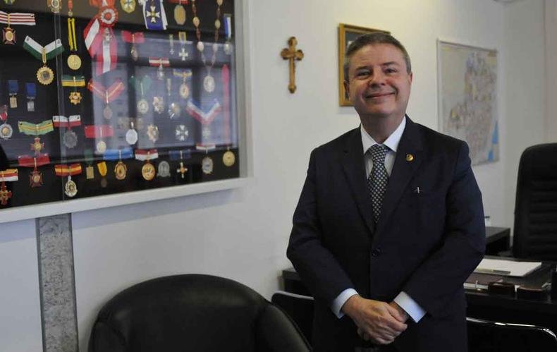 Senador Antonio Anastasia sorri em seu gabinete