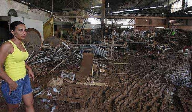 Solange de Oliveira, proprietária da fábrica de móveis Kaslinc que ficou totalmente destruida na avenida Antonio Luiz Silva da Cruz, em Guidoval (foto: Marcos Michelin/EM/D.A Press) Solange de Oliveira, proprietária da fábrica de móveis Kaslinc que ficou totalmente destruida na avenida Antonio Luiz Silva da Cruz, em Guidoval (foto: Marcos Michelin/EM/D.A Press)