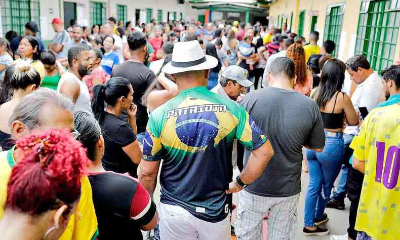 As pessoas fazem fila para votar durante as eleies legislativas e presidenciais, em Braslia, Brasil, em 2 de outubro de 2022