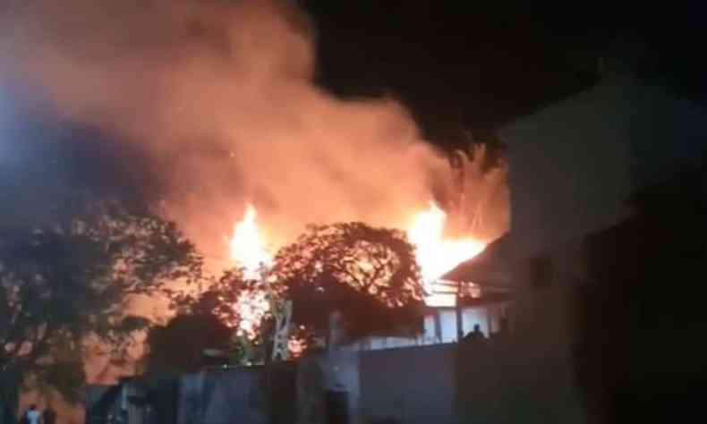 Incndio de grandes propores atinge lote vago em Contagem